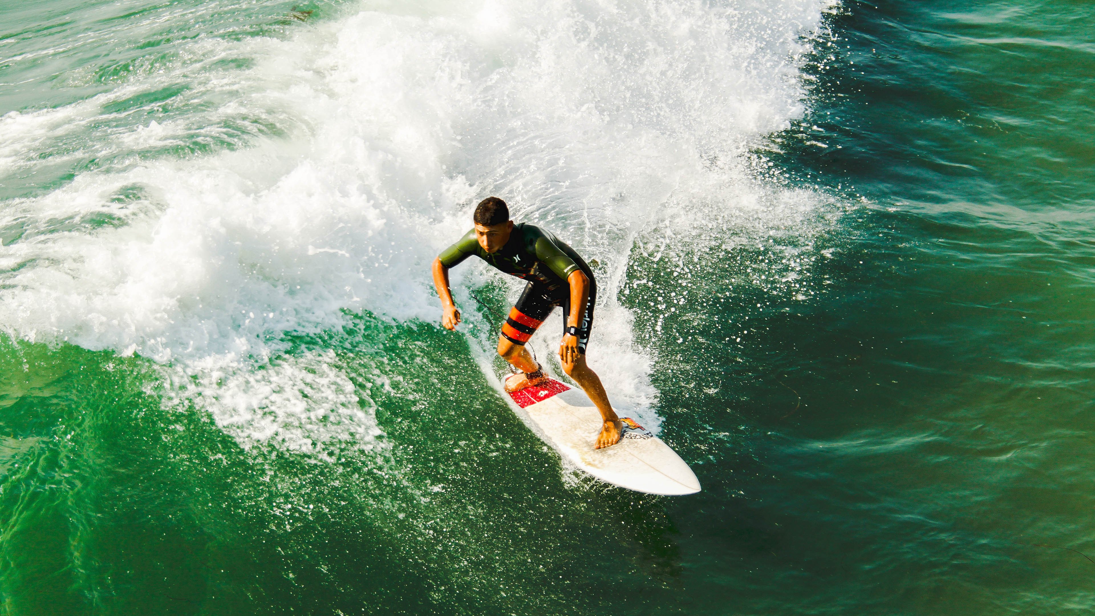 爱游戏中国-中国队仰泳开局慢热 澳队迅速拉开，中国仰泳选手